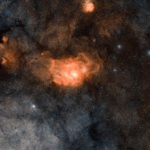 Deniz Kulağı Bulutsusu yeryüzünden 5000 ışık-yılı uzaklıkta, ünlü Yay takımyıldızı doğrultusunda yer alan şaşırtıcı bir nesnedir. Diğer adı Messier 8 olan bu dev bulut 100 ışık-yılı genişliğinde olup içerisindeki gaz ve toz bulutlarından yeni yıldızlar meydana gelmektedir [1]. 16 000 piksel genişliğindeki bu yeni görüntü Şili’nin kuzeyindeki ESO’nun Paranal Gözlemevi’nde bulunan gökyüzü taramaları için özel olarak tasarlanan VLT Tarama Teleskopu (VST) ile elde edilmiştir.